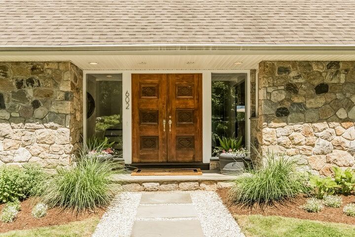 s creative ways to give your entrance a fresh look, Use varied stone sizes