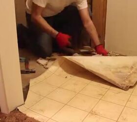 Remodelar el viejo piso del cuarto de baño alfombrado