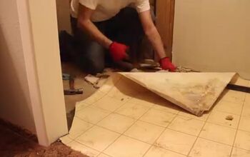 Remodelar o antigo piso acarpetado do banheiro