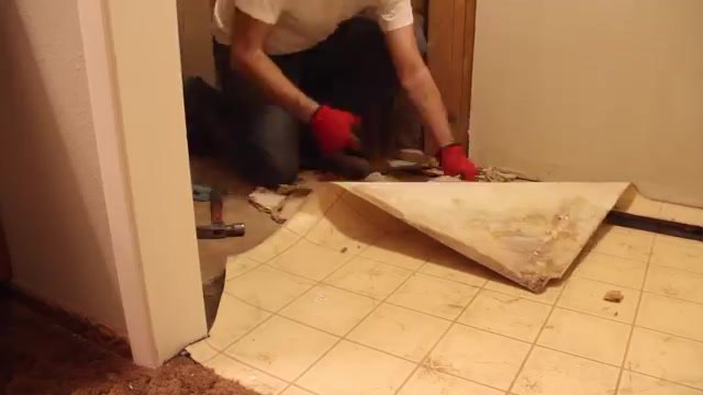 remodelar o antigo piso acarpetado do banheiro