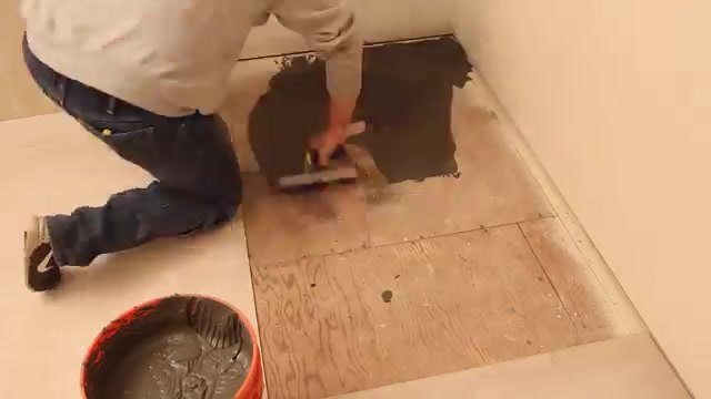 remodelar el viejo piso del cuarto de bao alfombrado