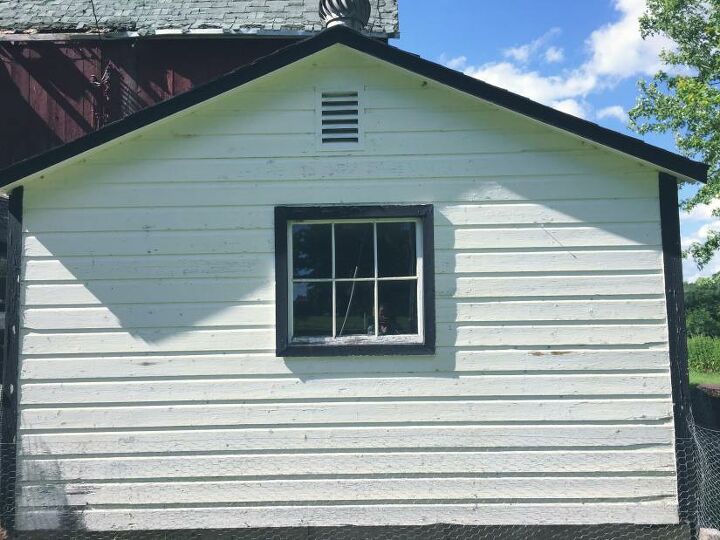 persianas de janela de casa de leite e plantador de madeira de sucata, Casa de leite antes
