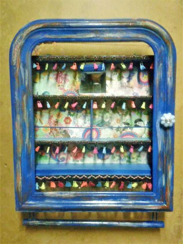 uma gaveta e moldura vintage transformadas em armrio de parede com porta de vidro