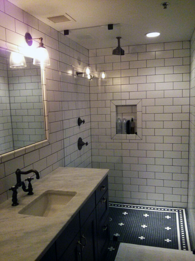 12 solues inteligentes de ladrilhos de metr que adicionam estilo, Banheiro Azulejado de Metr
