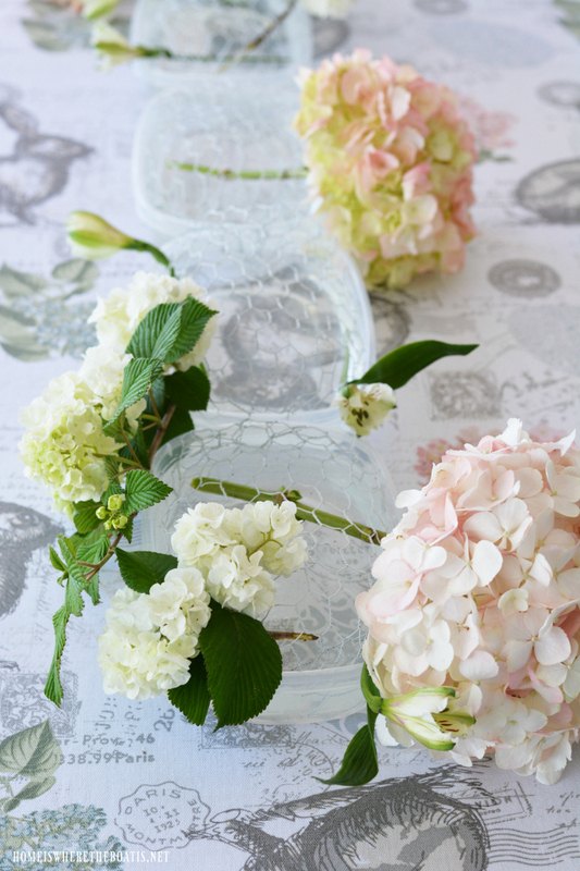 crie um caminho de mesa com flores frescas para a pscoa ou a primavera