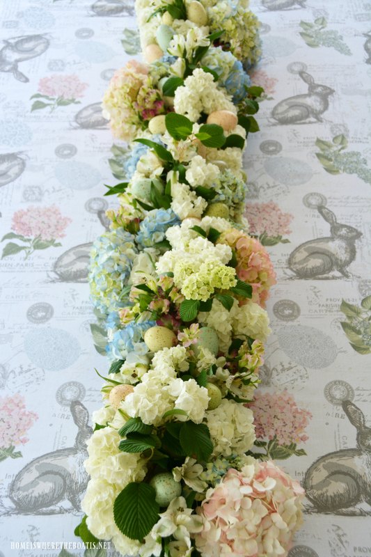 crea un camino de mesa con flores frescas para pascua o primavera