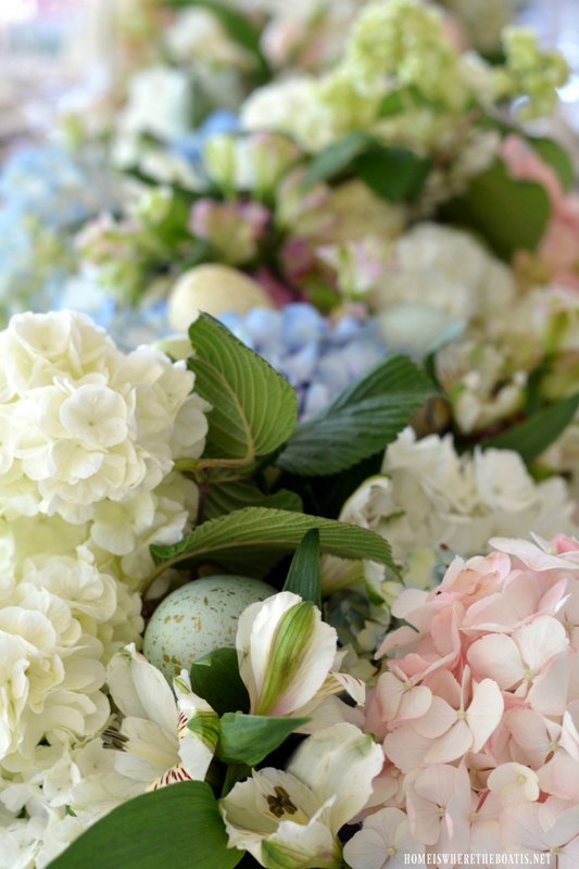 crie um caminho de mesa com flores frescas para a pscoa ou a primavera