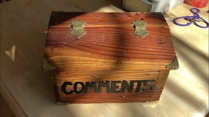 caja de carton reciclada a partir de un hallazgo de la tienda de segunda mano