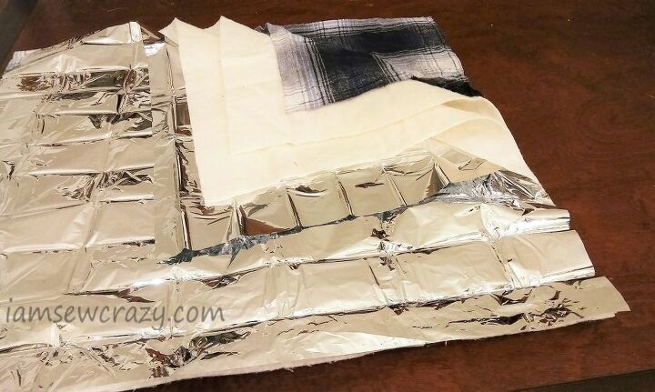 almohadilla de planchar hecha con una manta de emergencia de mylar