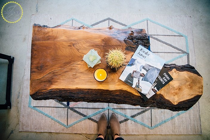 17 projetos de madeira natural de borda viva que adicionam autenticidade sua casa, Mesa de centro de borda viva com pernas de gancho de cabelo
