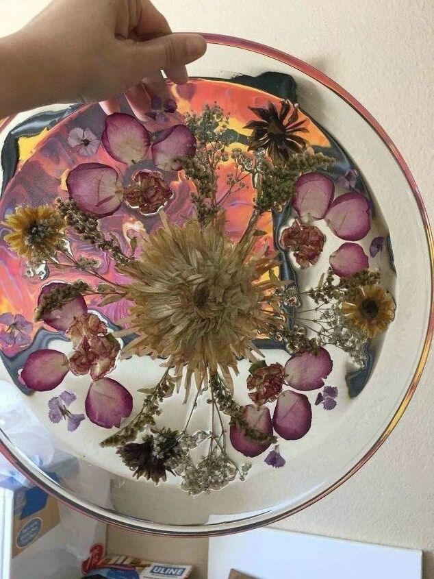 13 projetos claramente brilhantes que usam resina epxi, Bandeja decorativa de flores prensadas