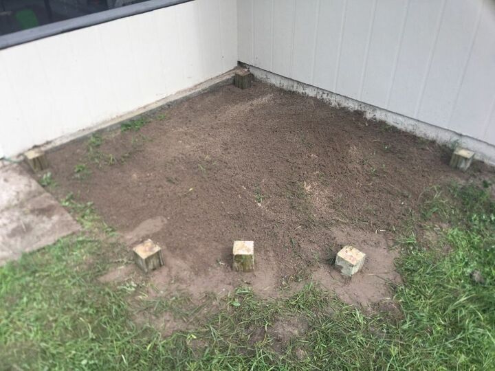 how to make a quick easy diy backyard deck for grilling, Dropping 4x4s into the hole and adding cement