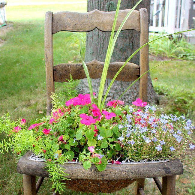 15 creative ways to use chicken wire inside and outside your home, From a Chair to a Floral Throne