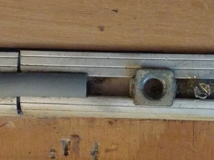 q i need help in how to get this hardware out
