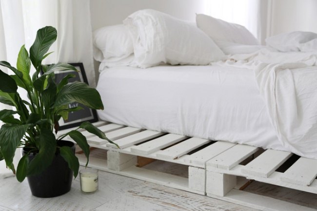 12 llamativos proyectos de camas de palets para una noche de sueo perfecta, Cama con marco de palets DIY