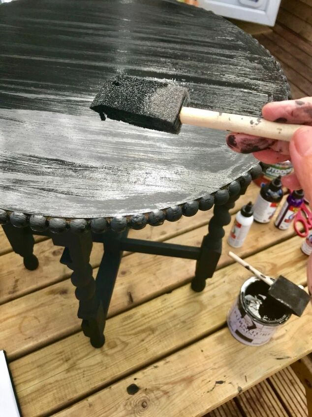 una forma divertida de alegrar una mesa vieja usando gel y tinte de unicornio, Pintar el tablero de la mesa