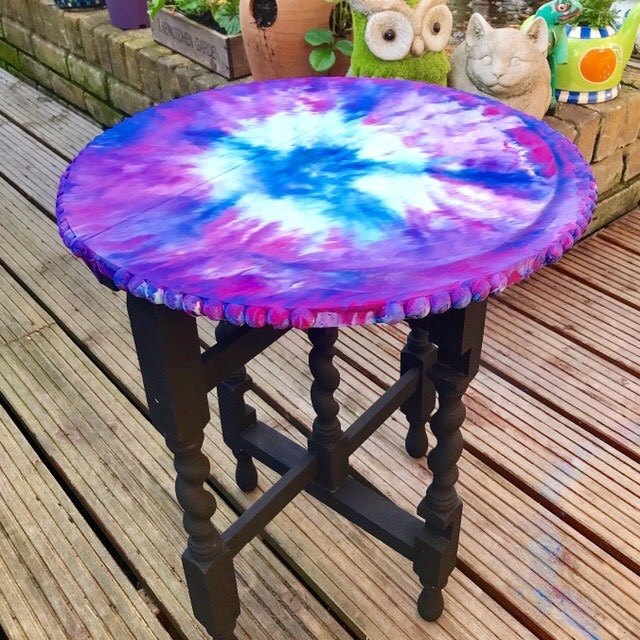 una forma divertida de alegrar una mesa vieja usando gel y tinte de unicornio, Mi preciosa mesa BoHo Purple Haze