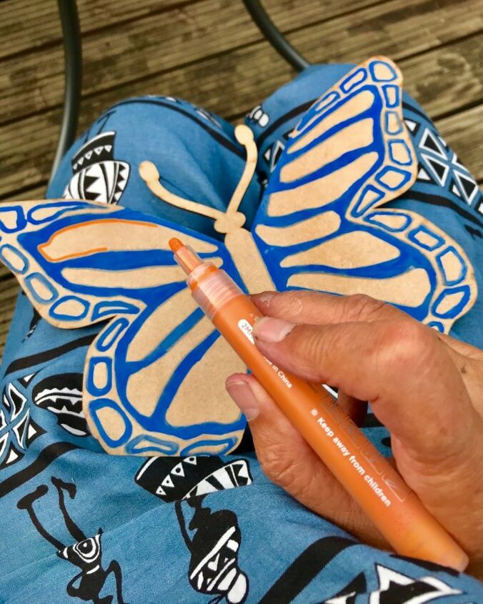 crie uma grande e linda borboleta para a cerca do seu jardim com canetas de tinta, Adicionando tinta laranja borboleta