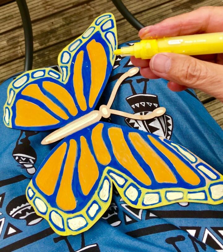 crie uma grande e linda borboleta para a cerca do seu jardim com canetas de tinta, Adicionando cor e detalhes ao modelo de borboleta