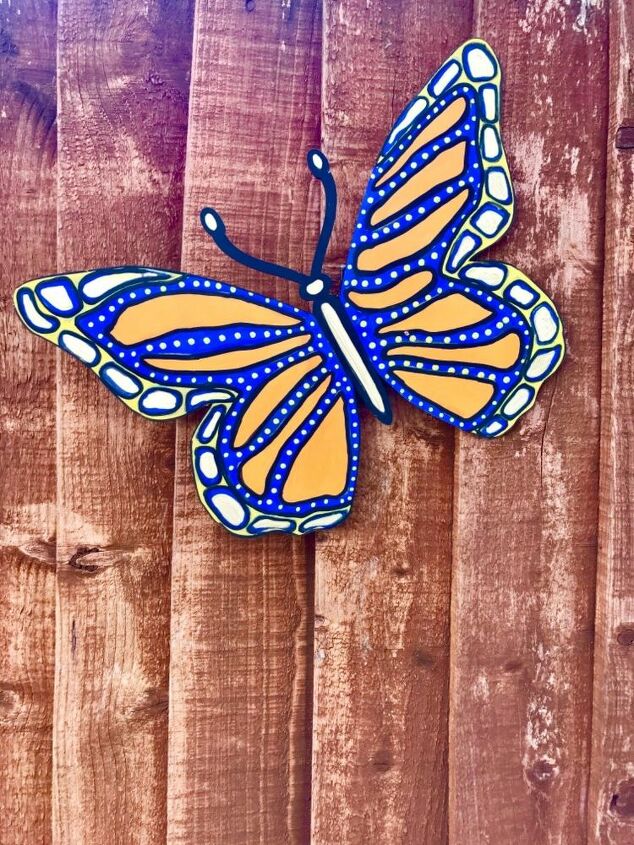 crea una gran y hermosa mariposa para la valla de tu jardn con rotuladores de pintura, Decoraci n de la valla del jard n con mariposas