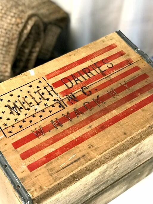 caja vintage con bandera americana
