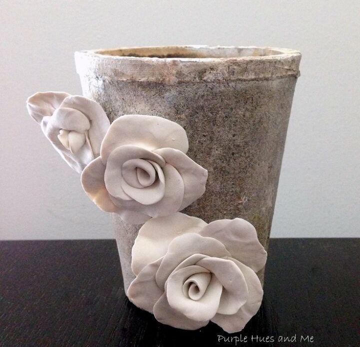 decore um vaso de brech com rosas de barro