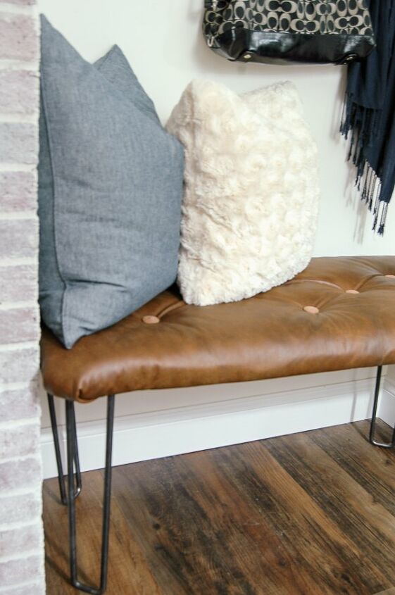 20 maneras de utilizar las patas de horquilla para los interiores de estilo, Otomana de cuero acolchado con patas de horquilla personalizadas