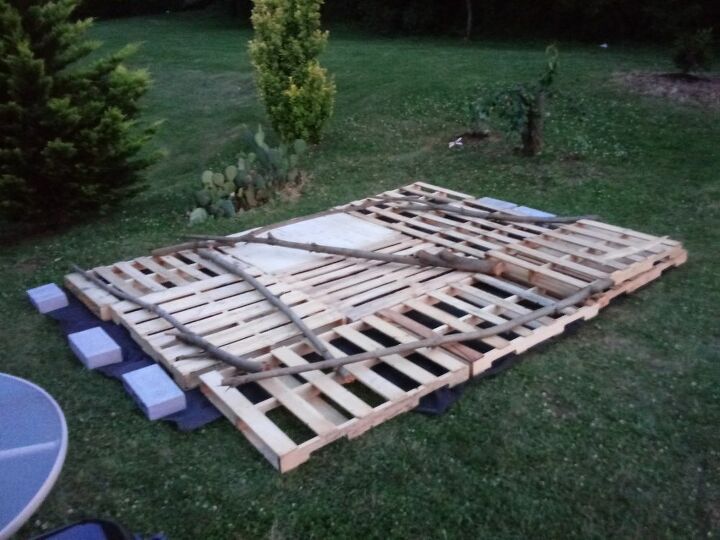 q how to used pallet to make a patio