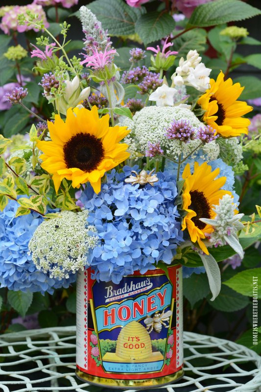 arranjo floral com latas recicladas