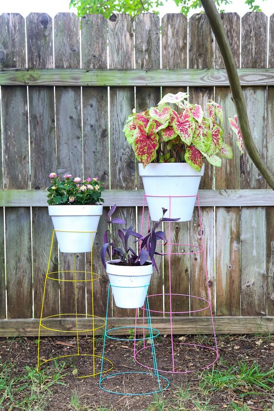 19 ways to upcycle tomato cages into breathtaking craft pieces, Trendy Planter Display