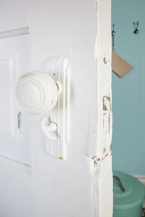 restaurar puertas viejas como reparar danos e instalar herrajes modernos