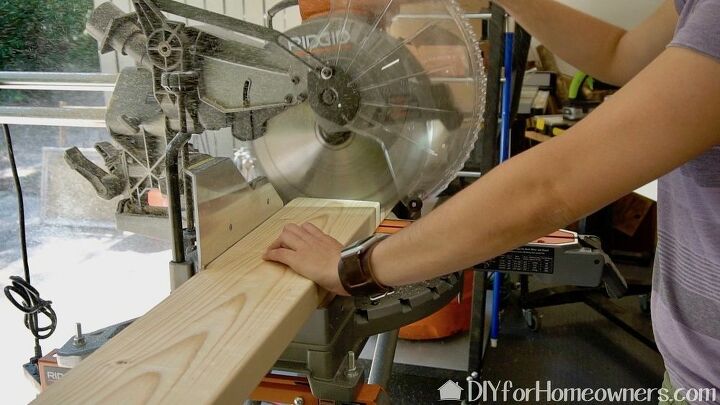 como fazer uma estante de madeira e tubos