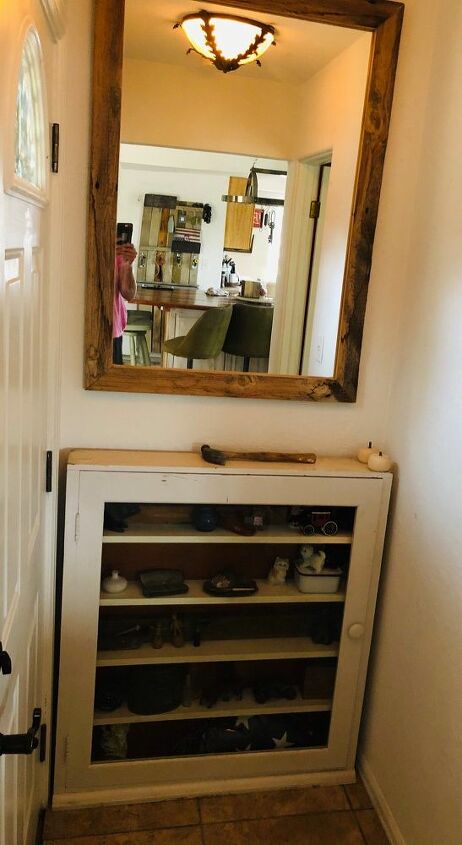 cmo arreglar un armario vintage con pinturas country chic y malla de alambre, Nuevo espejo viejo gabinete