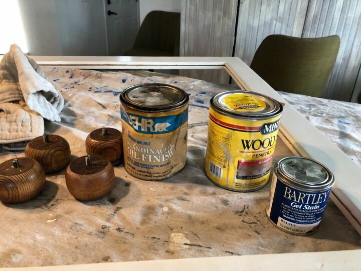 cmo arreglar un armario vintage con pinturas country chic y malla de alambre, Pies de base redonda
