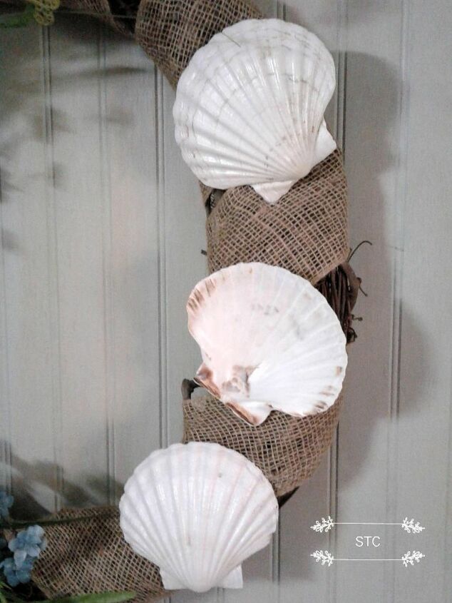 summer wreath with seashells