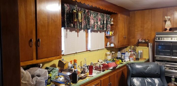 q what colors go with my yellow and green kitchen tile countertops