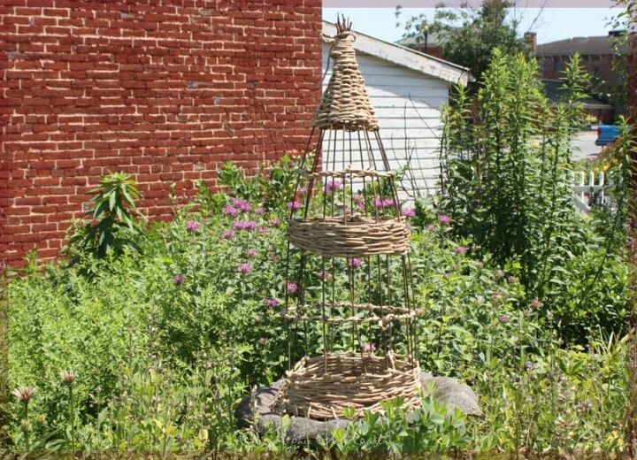 obelisco de vime para o jardim de uma gaiola de tomate