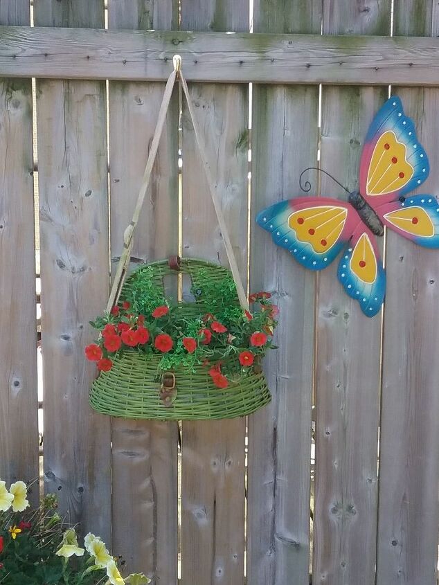 cesta de pesca transformada em cesta de flores pendurada