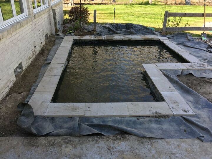 DIY moderno patio trasero Koi estanque en un presupuesto | Hometalk
