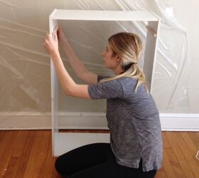 Cómo convertir una estantería vacía en una canasta de lavandería