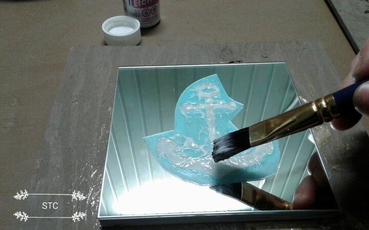 espejos unicos de madera de deriva con grabado nautico, Crema de grabado aplicada