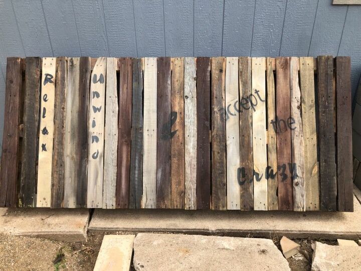 perfectamente repurposed pallets a pony wall, T tulo hecho
