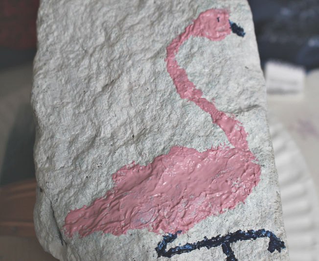 como fazer um jardim de pedra pintado com um flamingo rosa
