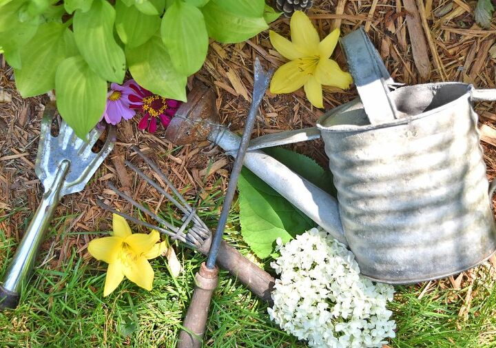 ideas de decoracion divertidas con viejas herramientas de jardin