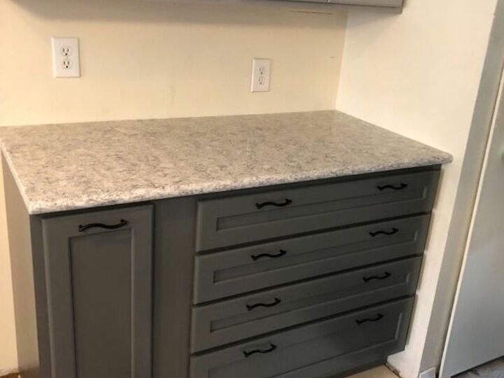 q what is the best color for a backsplash with dark and light dray cabi