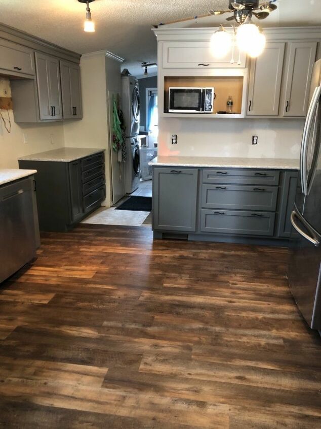 q what is the best color for a backsplash with dark and light dray cabi