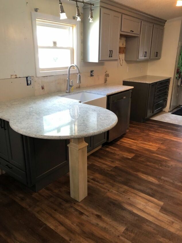 q what is the best color for a backsplash with dark and light dray cabi