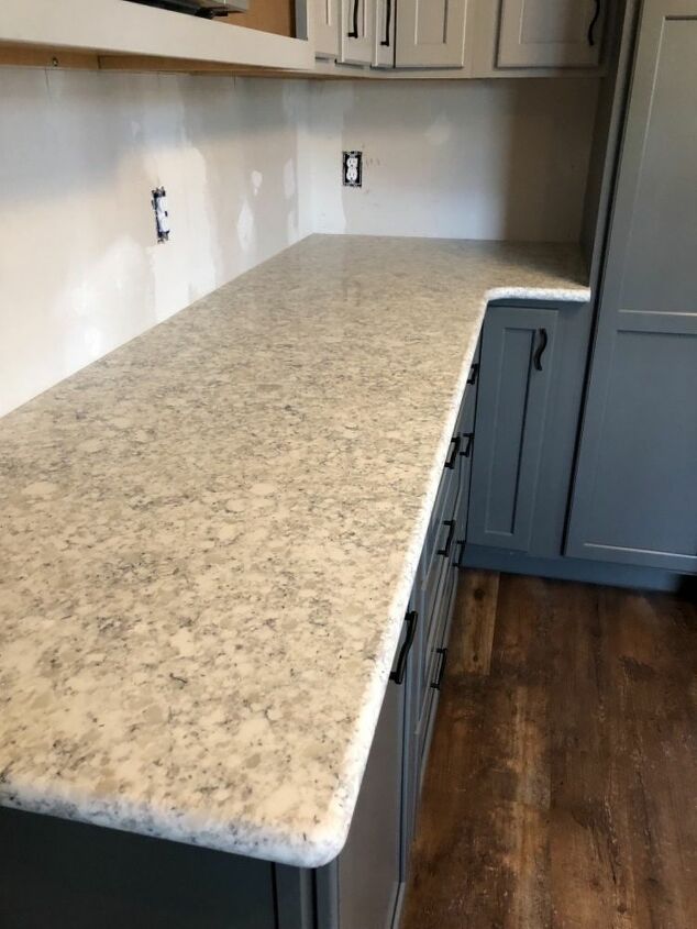 q what is the best color for a backsplash with dark and light dray cabi