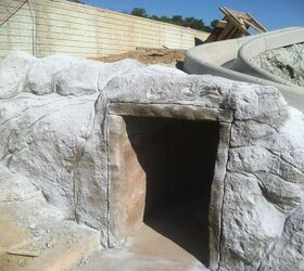 30 buenas ideas para mejorar tu patio trasero, Create this playful cave with a slide