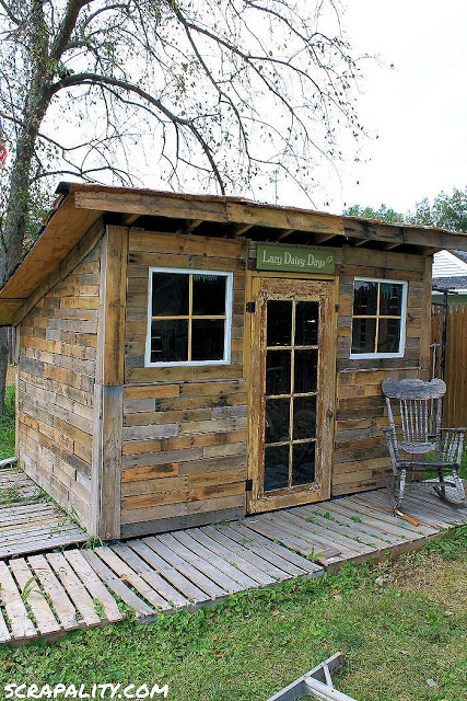 30 buenas ideas para mejorar tu patio trasero, Assemble pallets and old windows into a shed